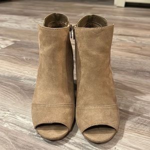 Apt 9 beige open toed booties, size 8.5 women’s!